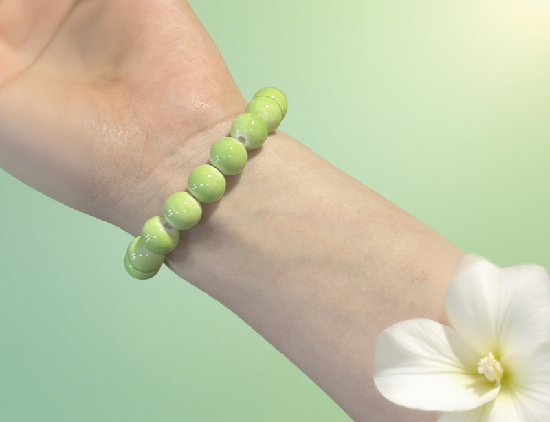 Boho-Armbänder aus grünen Keramikperlen – Schmetterlingsanhänger und -farbe – Blockstile_voghion.com