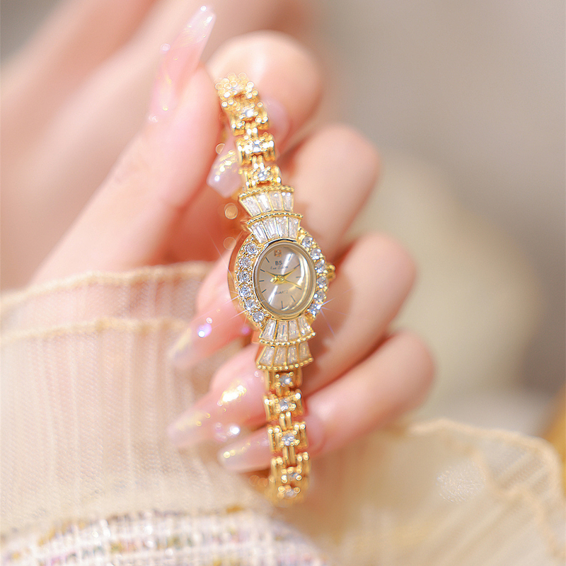 Oval Kadranlı, Mineral Kristal ve Mücevher Tokalı Kadınlar İçin Şık Retro Altın Tonlu Kuvars Saat - Şık ve Su Geçirmez_voghion.com