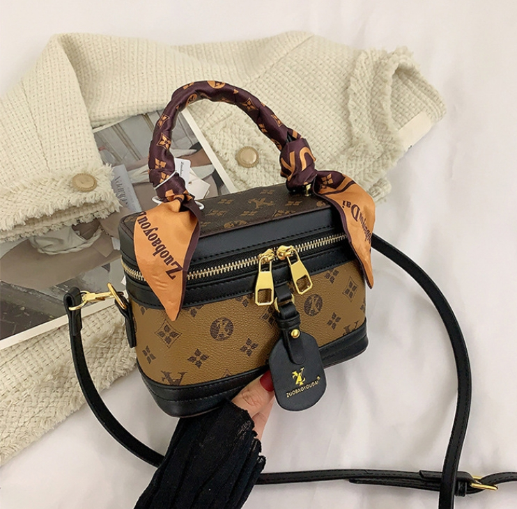 2024 Nova vrhunska torba za ženske modna potiskana torba v škatli, vsestranska ročna torba čez ramo, torba za ličila, trend_voghion.com