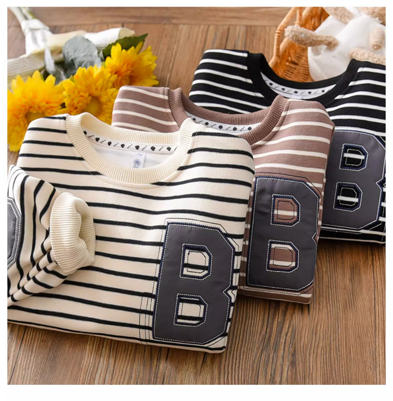 abbigliamento per bambini I bambini di taglia media e grande indossano una felpa con cappuccio sopra un top casual ed elegante a righe con lettere_voghion.com