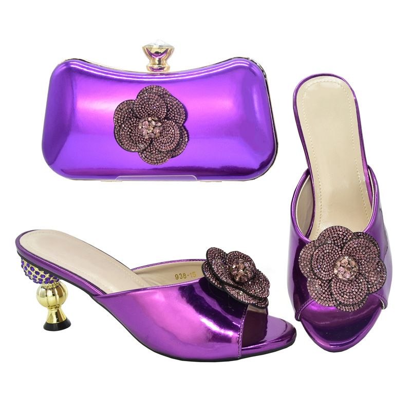 Kombinéiert den Owend mat glänzende Sandalen mat héijen Absätz a ronnem Fëschmond an engem Clutch-Set mat dräidimensionalen Decals_voghion.com