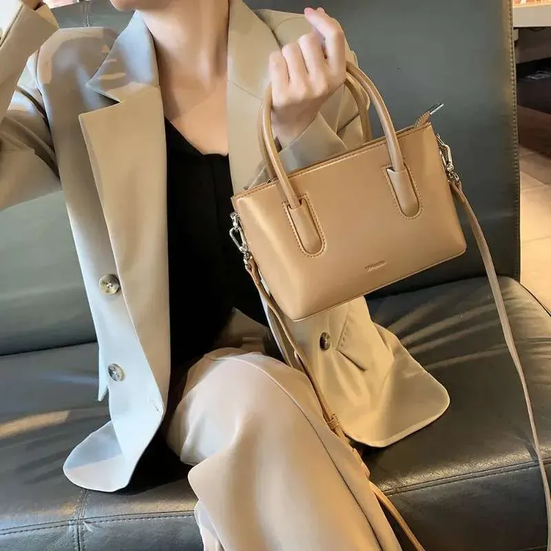 Bolso mini horizontal de diseño avanzado de diseñador 2025 para mujer, informal y versátil, con un solo hombro y cierre bajo el brazo._voghion.com