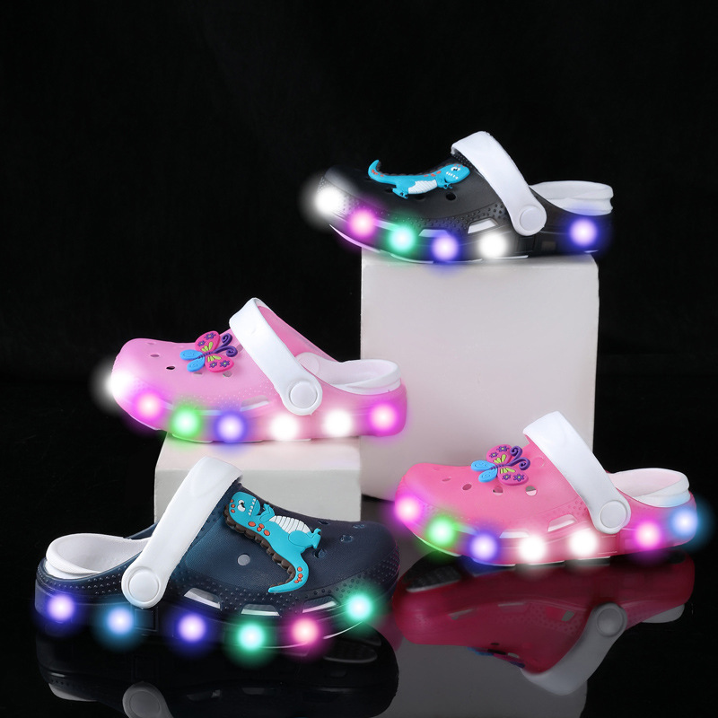 Leuchtende LED-Licht-Kinder-Loch-Sandalen, Auto-Hausschuhe, Strand, kleine Babyschuhe_voghion.com