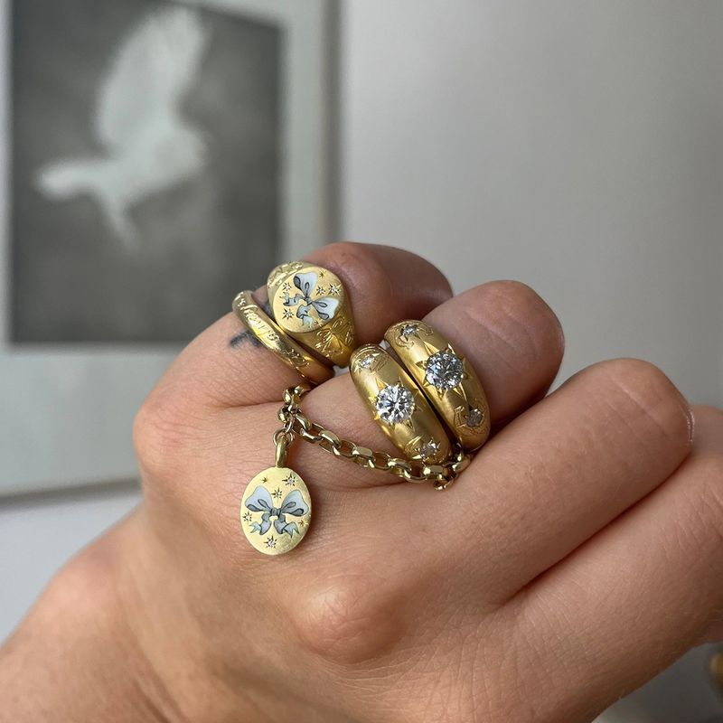 Set di gioielli da donna con anello e orecchini a farfalla in acciaio inossidabile placcato oro 18 carati, leggero, elegante e dal design unico per donne e uomini._voghion.com
