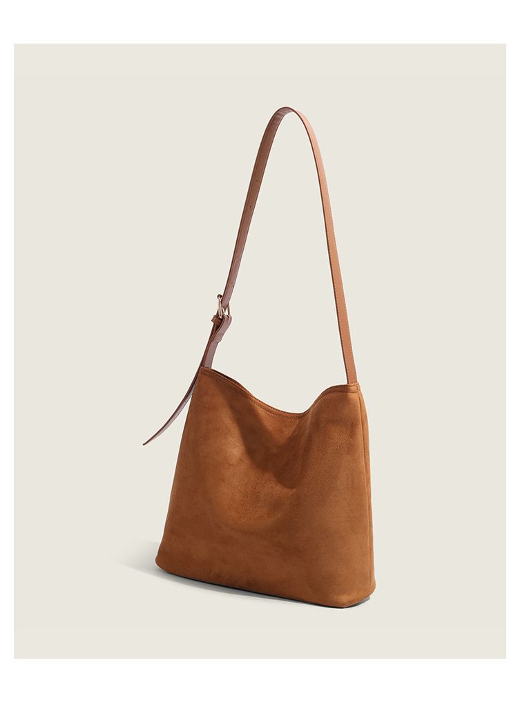 Borsa a secchiello in pelle scamosciata smerigliata autunno/inverno 2024 con tracolla grande e capiente_voghion.com