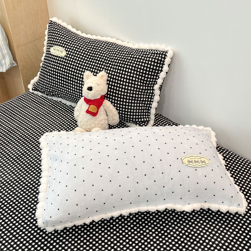 Set copripiumino in pizzo spesso e velluto di latte a forma di cuore, quattro pezzi, autunno/inverno 2025_voghion.com