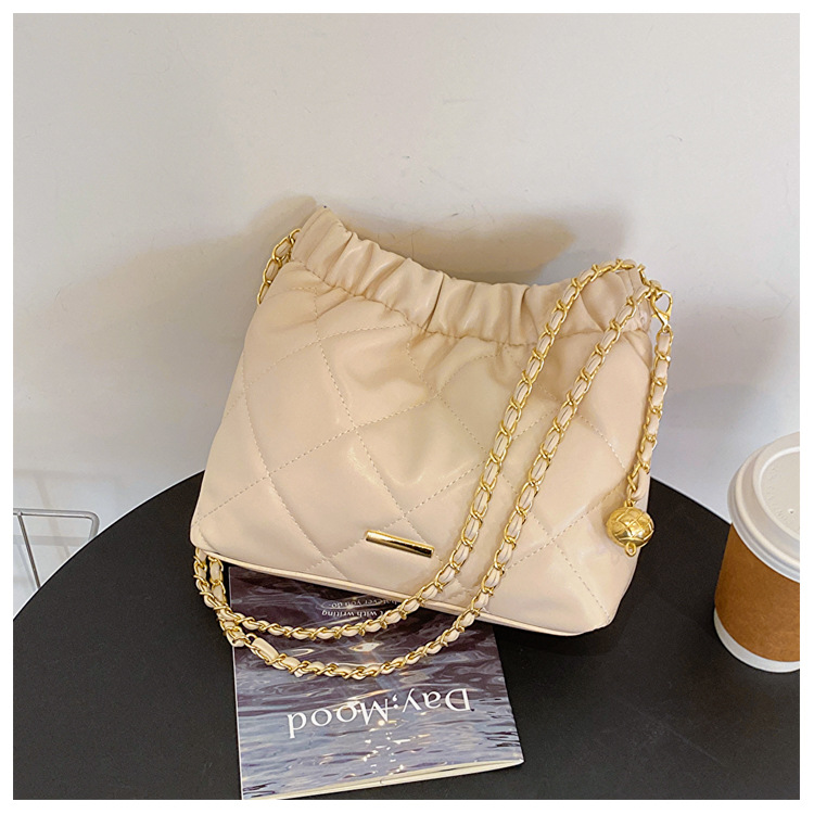 Crossbody-väska för kvinnor, mjukt läder, stor kapacitet Modeveckad kedja Axelväska Fritidsväska Crossbody-väska med dragsko_voghion.com