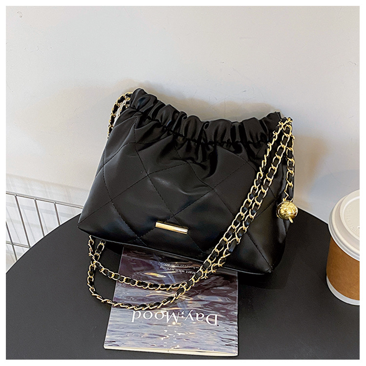 Crossbody-väska för kvinnor, mjukt läder, stor kapacitet Modeveckad kedja Axelväska Fritidsväska Crossbody-väska med dragsko_voghion.com