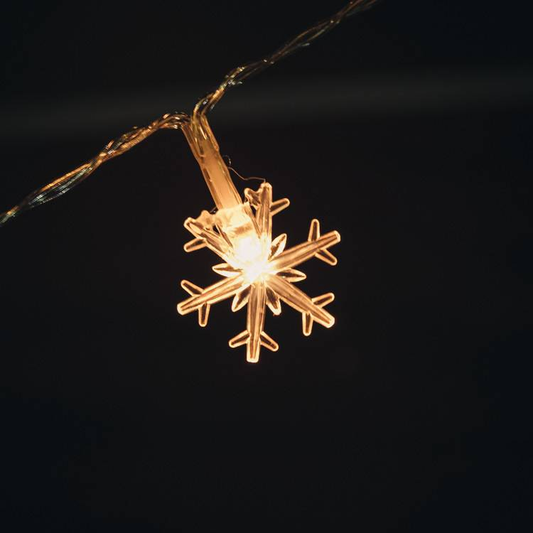 Łańcuch świetlny LED w kształcie płatków śniegu – 3M, 20 migoczących lampek choinkowych z diodami LED, idealny na Boże Narodzenie i do dekoracji wnętrz (ciepłe białe światło, 8 trybów, zasilanie bateryjne, IP44)_voghion.com