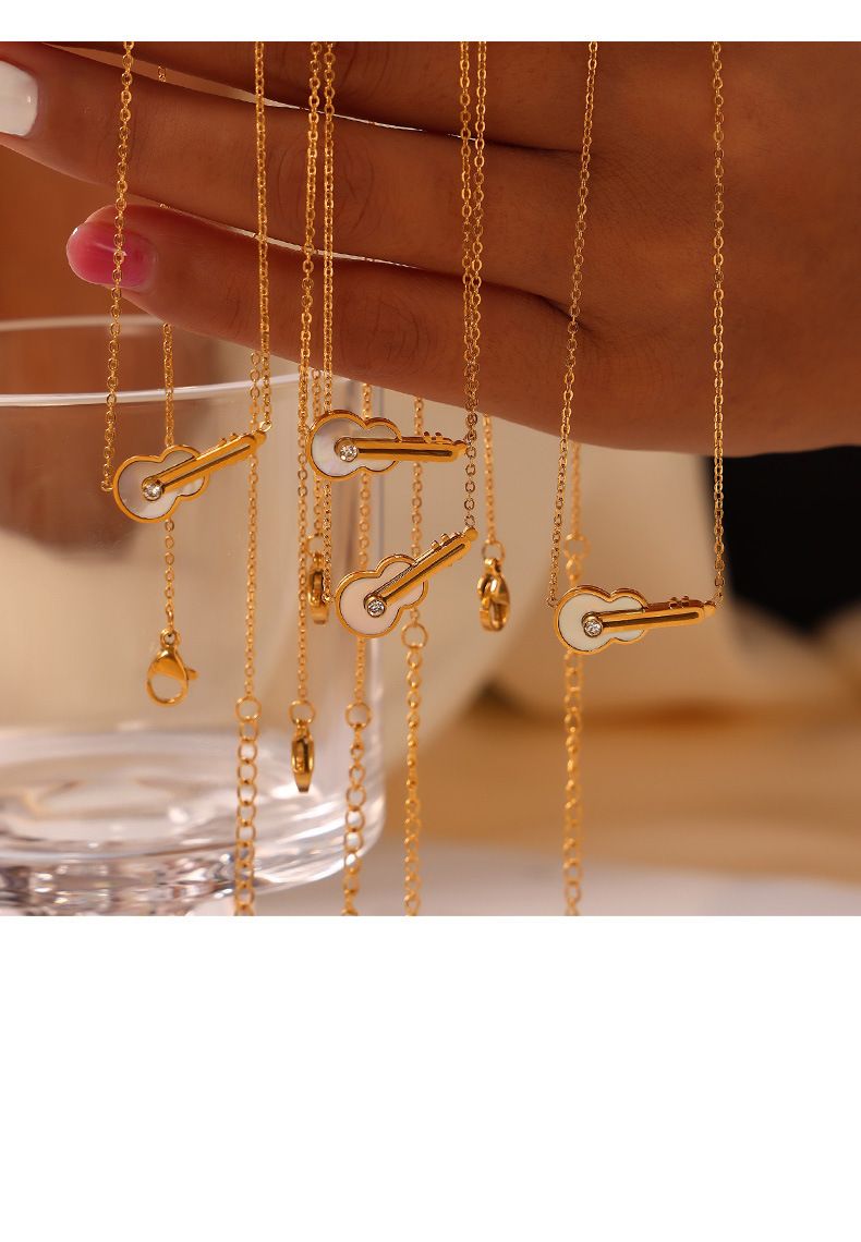 Musikgitarre mit diamantbesetztem Design-Anhänger, Halskette aus Titanstahl, modisches und vielseitiges Accessoire_voghion.com