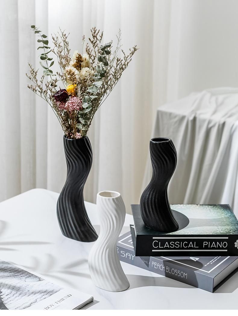 Vase en céramique moderne - Élégant design col de cygne en noir et blanc, décoration artisanale pour salon, bureau et centre de table de mariage._voghion.com