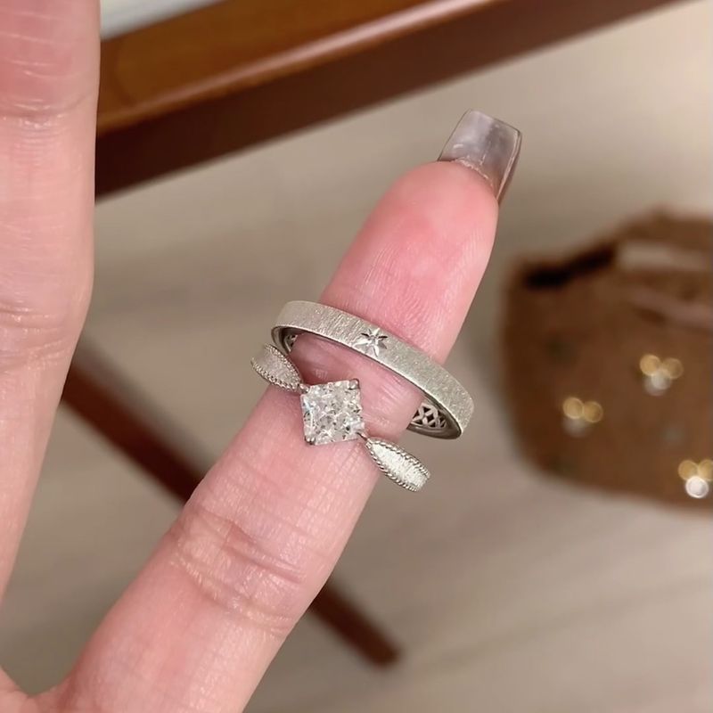 Anelli di coppia Starlight Princess Square con diamanti spazzolati da 1,5 ct, design di nicchia vintage, leggero e di lusso_voghion.com