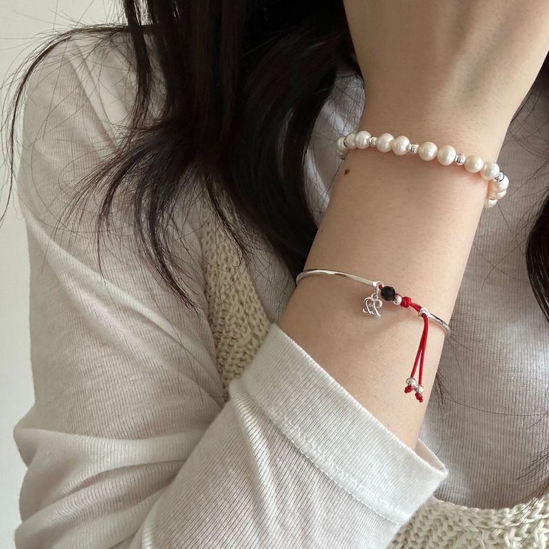 Pulsera de plata pura con diseño en capas de perlas de hilo rojo. Nueva primavera 2024. Versátil y moderna._voghion.com