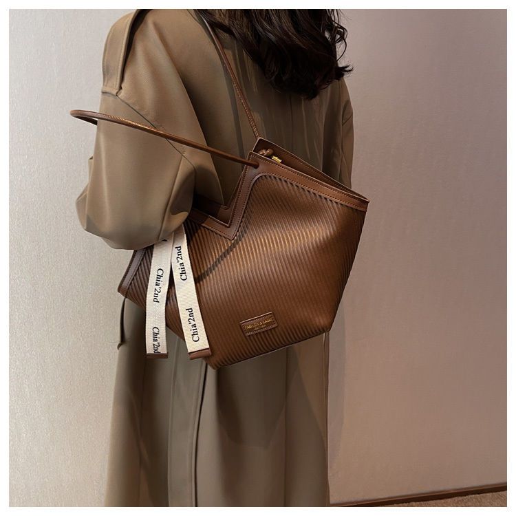Borsa tote per studenti a spalla singola da pendolarismo in pelle versatile e casual da donna famosa su Internet del 2024 di grande capacità_voghion.com