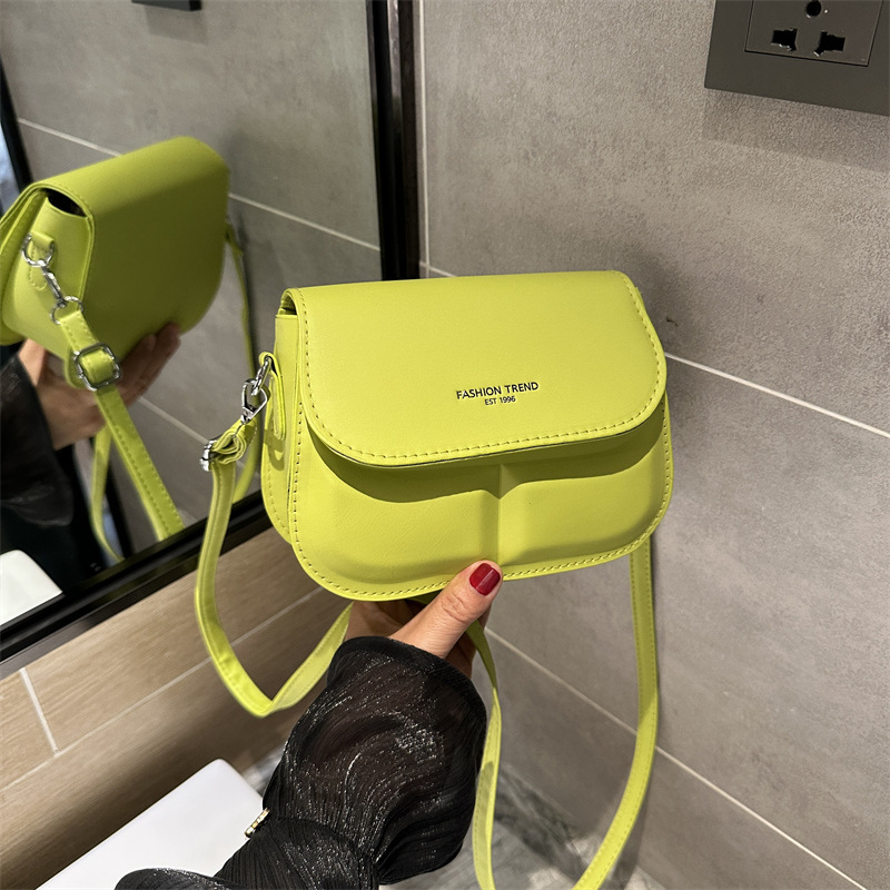 2023 sommer Neue Sattel Tasche Umhängetasche Weibliche Einfache Mode Schulter Tasche Casual Pendeln Nische Design Tasche_voghion.com