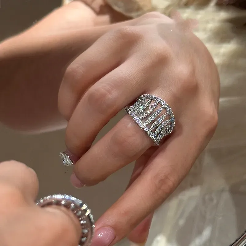 Anello largo color argento con intarsio di cristalli scintillanti, design traforato, delicato ed elegante regalo per lei, alta qualità -_voghion.com