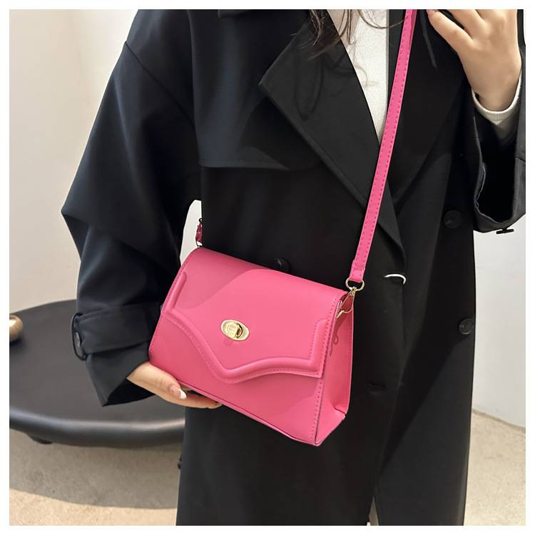 Cross-border Fashion Shoulder Bag Female 2025 New Spring Niche Design Shoulder Bag Small Square Bag_voghion.com
