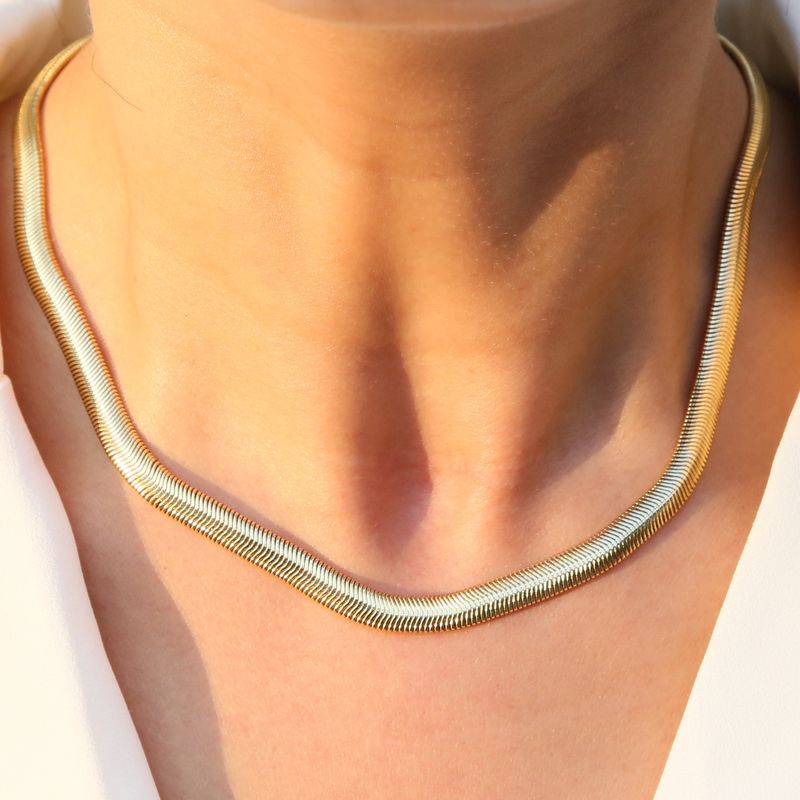 Collier chaîne serpent plate en laiton plaqué or 18 carats pour femme, chaîne de clavicule géométrique minimaliste à superposer, pièce tendance_voghion.com