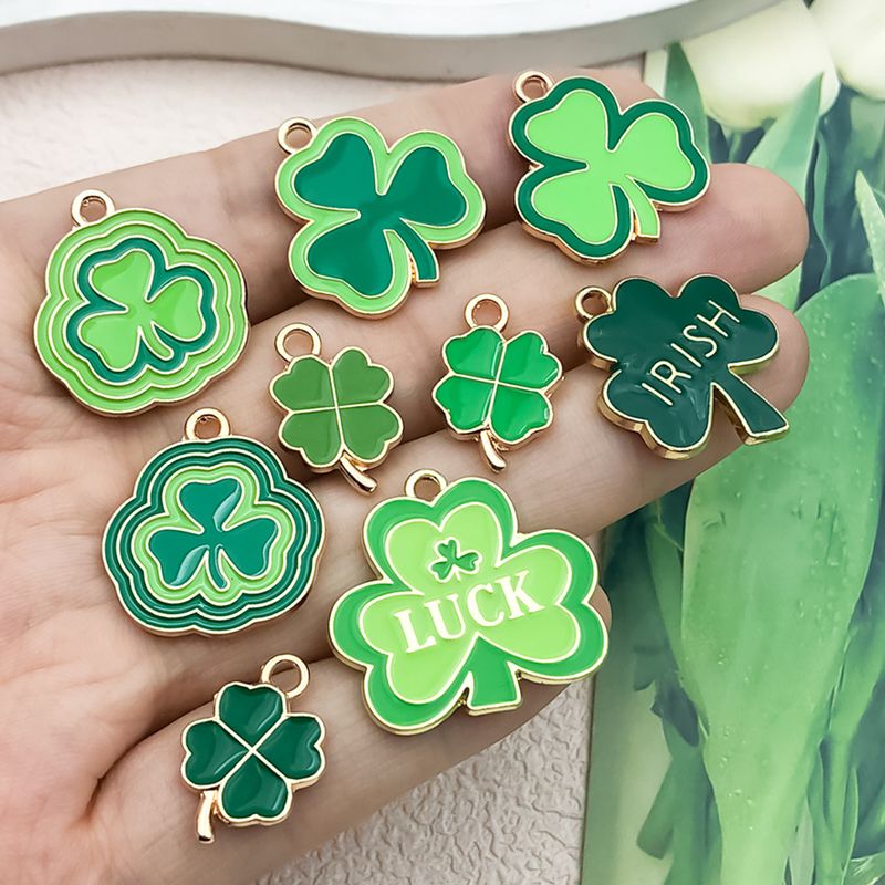 Set di accessori per gioielli fai da te Lucky Clover - 15 pezzi di ciondoli a forma di quadrifoglio e trifoglio per collana, portachiavi, ciondolo (verde, stili misti)_voghion.com