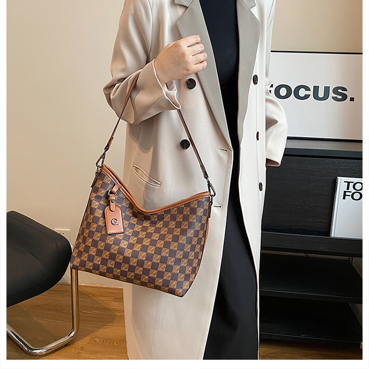 Bolsas de alta qualidade de grande capacidade para mulheres 2024 outono e inverno bolsas grandes populares versáteis letras impressas de um ombro bolsa quadrada pequena_voghion.com
