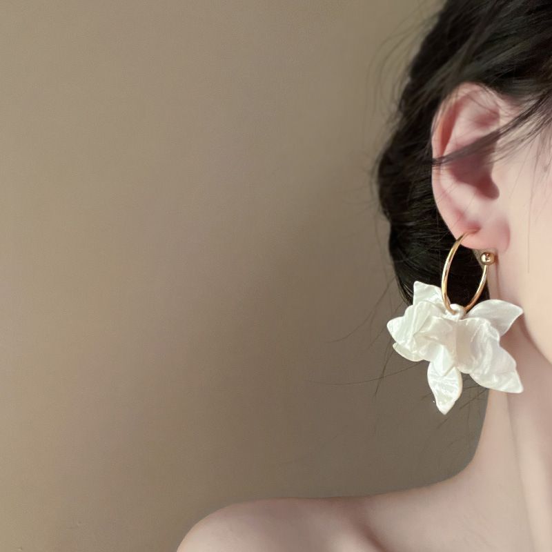 Orecchini a bottone in argento con fiocco e fiore, stile artistico, stile francese, di lusso e alla moda._voghion.com