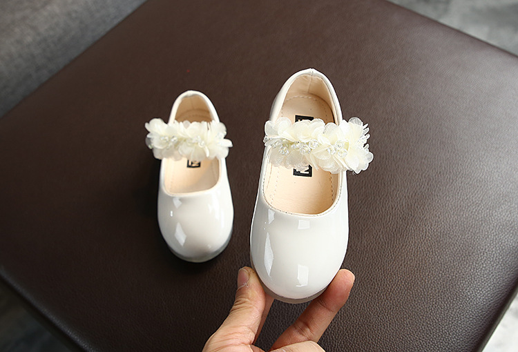 Nuove scarpe singole piccole in pizzo con strass per ragazze di colore solido, scarpe basse per bambini, versione coreana di scarpe piccole in pelle lucida_voghion.com