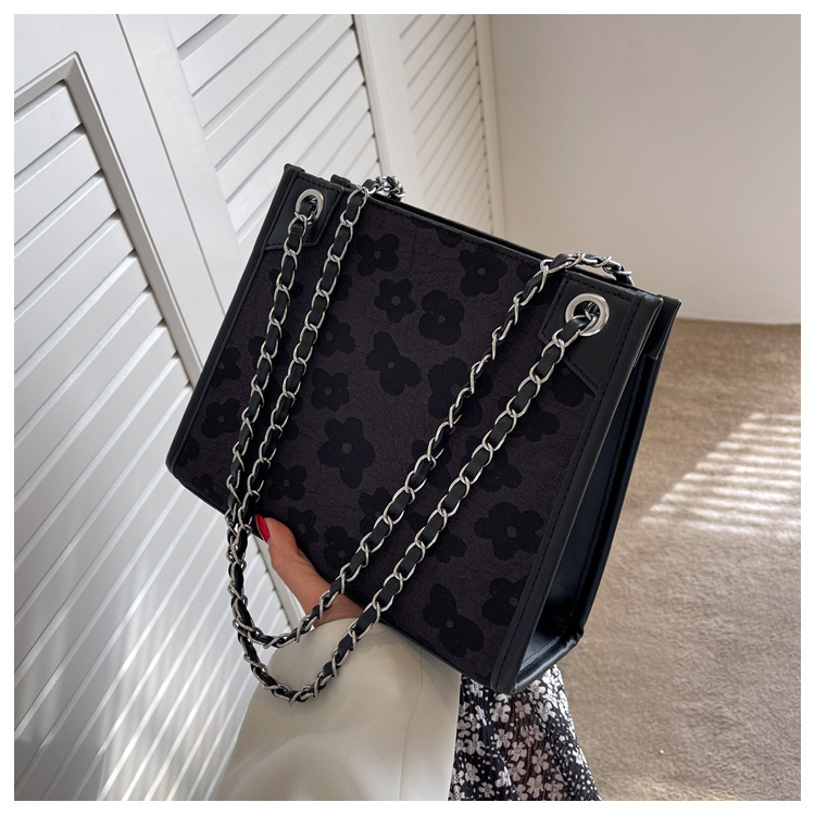 Grand sac jacquard en soie de grande capacité pour femmes, sacoche à bandoulière large, fourre-tout assorti à la mode, nouvelle collection 2023_voghion.com