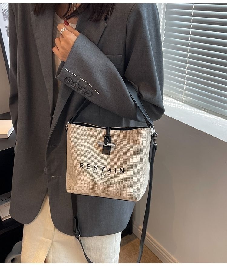 Design de nicho da moda deste ano 2025 Novas bolsas femininas casuais versáteis de lona crossbody de mão_voghion.com