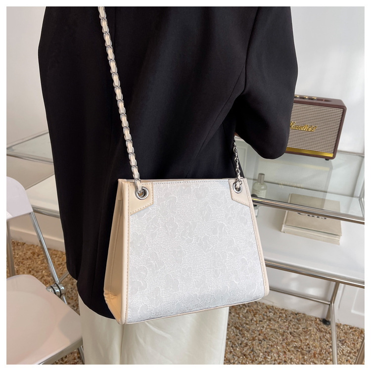 Grand sac jacquard en soie de grande capacité pour femmes, sacoche à bandoulière large, fourre-tout assorti à la mode, nouvelle collection 2023_voghion.com