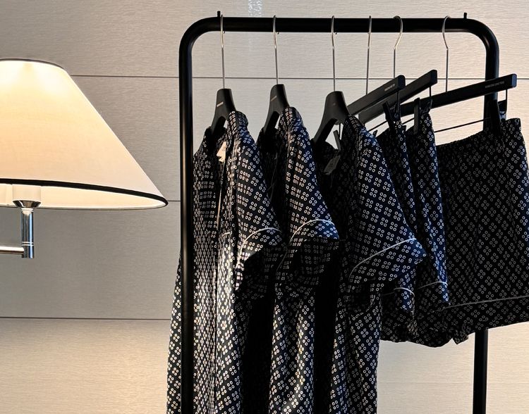 Licht marineblauwe pyjamaset van satijn met vier bladeren voor dames, met herfstmouwen en lange broek. Mode voor thuis._voghion.com