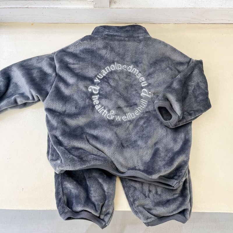 El terciopelo coralino del bebé del otoño/invierno de los muchachos de los pijamas de la franela de los niños fijó Homewear de las muchachas de los niños_voghion.com