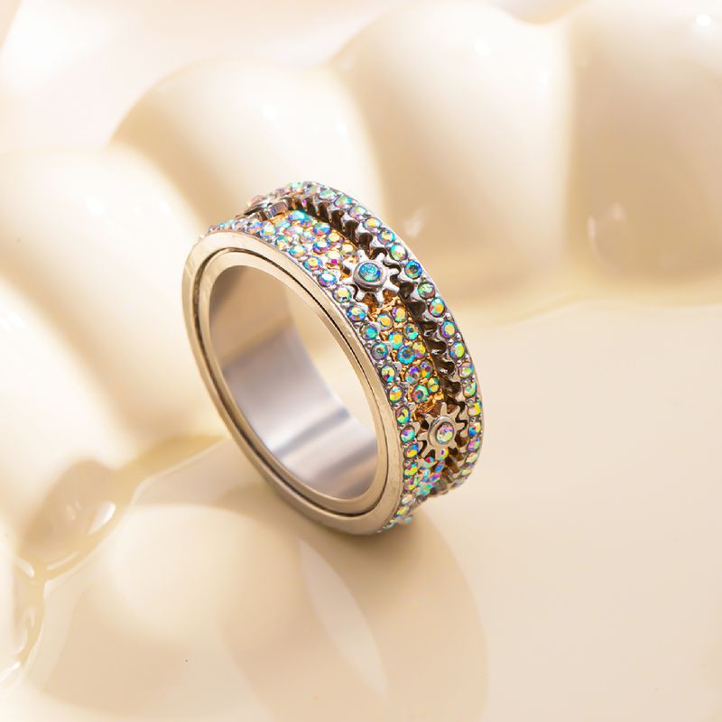 Anillo de diamantes giratorio con engranajes, moderno y versátil, con colores que combinan con todo._voghion.com