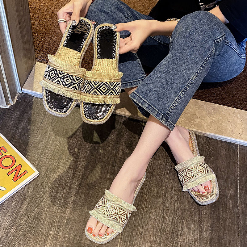 Fengliang Γυναικεία νέα καλοκαιρινά ενδύματα 2024 σε νεράιδα, έθνικ υφασμένο γρασίδι, χαλαρές παντόφλες_voghion.com