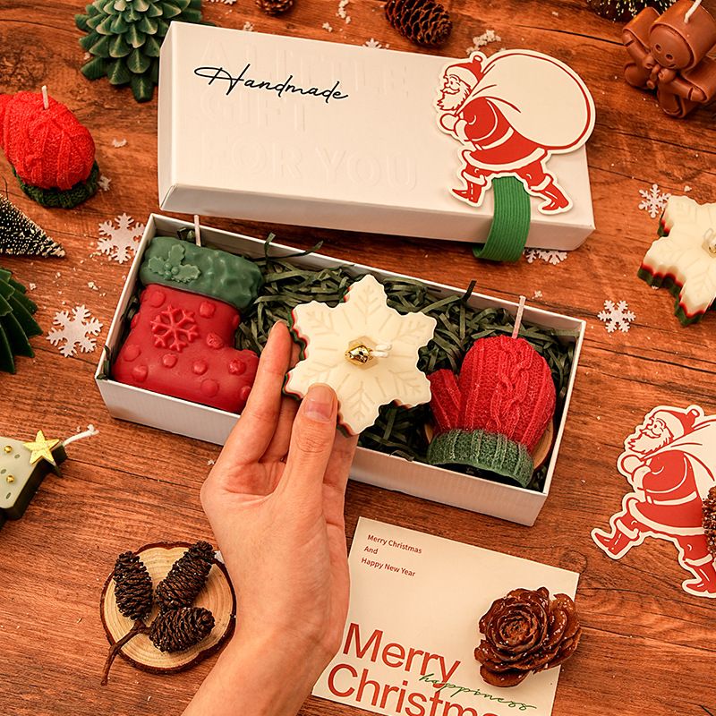 Vela aromática navideña artesanal con forma de árbol de Navidad y ciervo, en caja de regalo._voghion.com