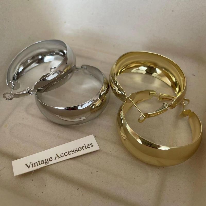 Extravagante, C-förmige Creolen aus hochwertigem Metall für Damen, silberne Nadelohrringe, vielseitig und minimalistisch._voghion.com