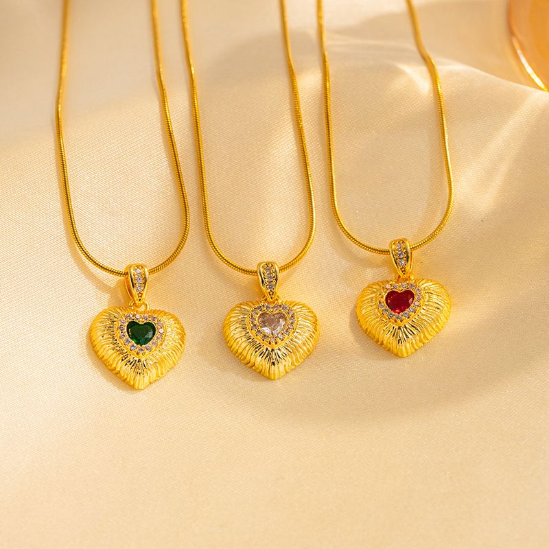 Handgefertigte, herzförmige Anhänger-Halskette mit eingelegtem Smaragd-Zirkon im Instagram-Stil mit goldener Textur, lichtbeständiges Accessoire_voghion.com