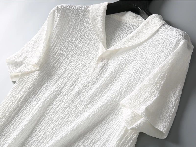 Herrenbekleidung Leichter Luxus-Plissee-Freizeitsportanzug Leichter, atmungsaktiver Herren-Mode-Revers-Kurzarmhose-Zweiteiler_voghion.com