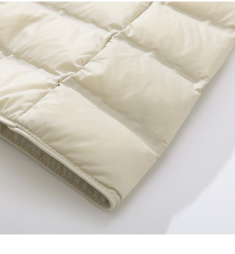 "Gilet leggero da donna slim fit in piuma d'oca, lunghezza media, con cappuccio, design laminato senza cuciture, color cachi/nero/beige"_voghion.com