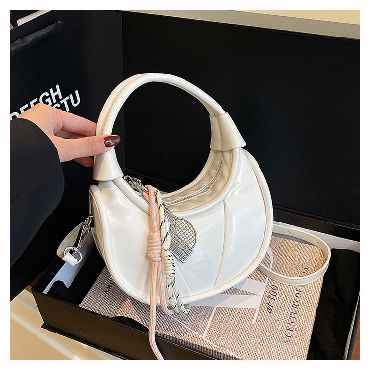 Elegante und stilvolle Damen-Umhängetasche in Mondform mit Seilknoten-Akzent – ideal für den Alltag._voghion.com