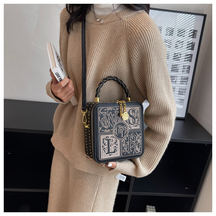 Design para mulheres 2024 Nova bolsa feminina transversal popular portátil pequena bolsa quadrada bordada_voghion.com