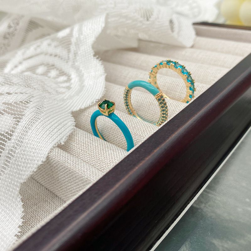 2025 Frühjahr/Sommer, neuer eleganter, mit Emaille und Mikropflaster verzierter, glänzender, kleiner Zirkon, exquisiter Ring, modisches dreiteiliges Set für Damen_voghion.com