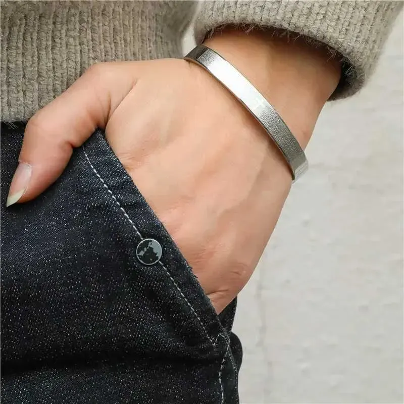 Bracciale da uomo in acciaio al titanio 100% anti-scolorimento, design minimalista aperto, hip-hop rock, con croce Y250420_voghion.com