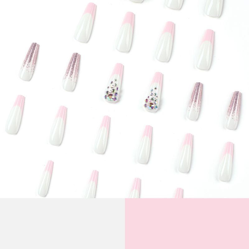 Indossare lo smalto in stile francese, abbinato a glitter rosa viola e strass a forma di serpente, indossando la nail art finita_voghion.com