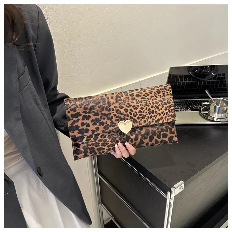 Portafoglio da donna di grande capacità in PU, alla moda, pochette con monete, chiuso, con stampa leopardata e a righe di mucca, 250314l_voghion.com