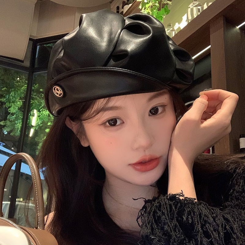 Berretto in pelle nera di alta qualità per l'etichetta di moda di strada femminile, pieghettato ed elegante, che mostra temperamento, pittore di gemme_voghion.com