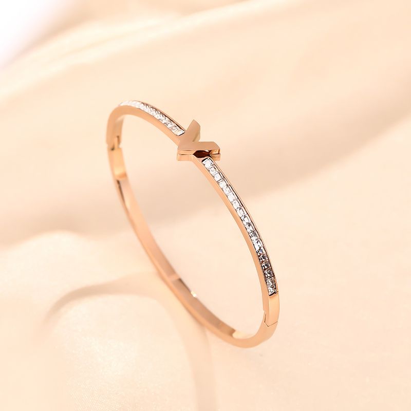 Pulsera de acero de titanio con letras de alta gama para mujer con personalidad estilo Instagram, lujo ligero y resistente a la decoloración._voghion.com