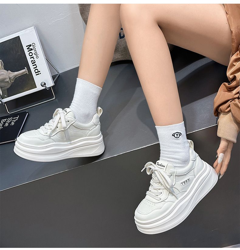2024 jesień nowe buty damskie zwiększające wysokość ze skórzanymi skośnymi obcasami, grubą podeszwą, lekkie codzienne białe małe_voghion.com