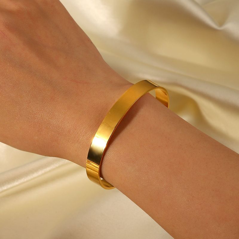 Conjunto INS Zircon aberto com pulseira de aço inoxidável galvanizada dourada estilo fashion para mulheres_voghion.com
