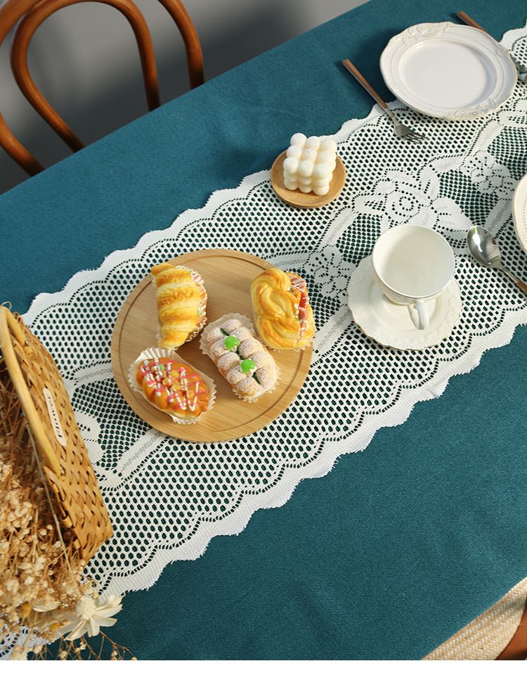 Weihnachtlicher Tischläufer mit Spitzenbesatz – Elegante Feiertags-Essdekoration für Partys und Hochzeiten_voghion.com