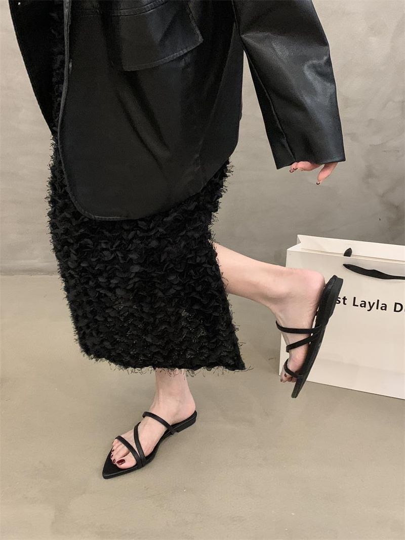 Sandali neri a nicchia piccoli per abbigliamento da esterno da donna, estate 2025, nuovi sandali con cinturino sottile, fondo piatto e punta in stile francese_voghion.com